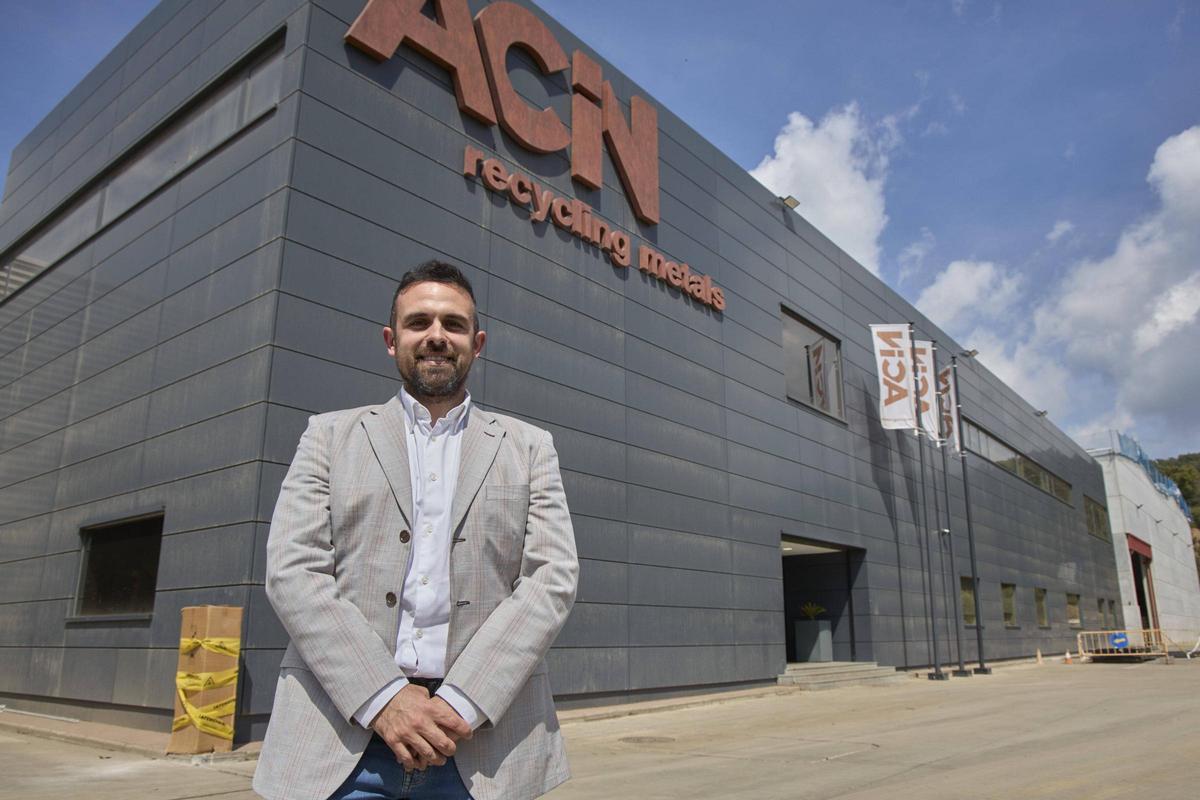 Joan Campmajó, un dels propietaris d'ACIN, a l'exterior de les instal·lacions de l'empresa a Arbúcies.