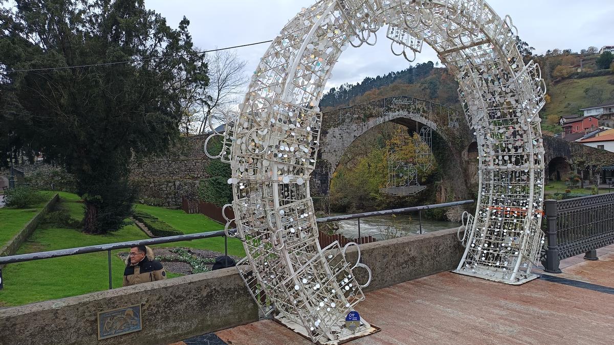 Uno de los adornos navideños de Cangas.