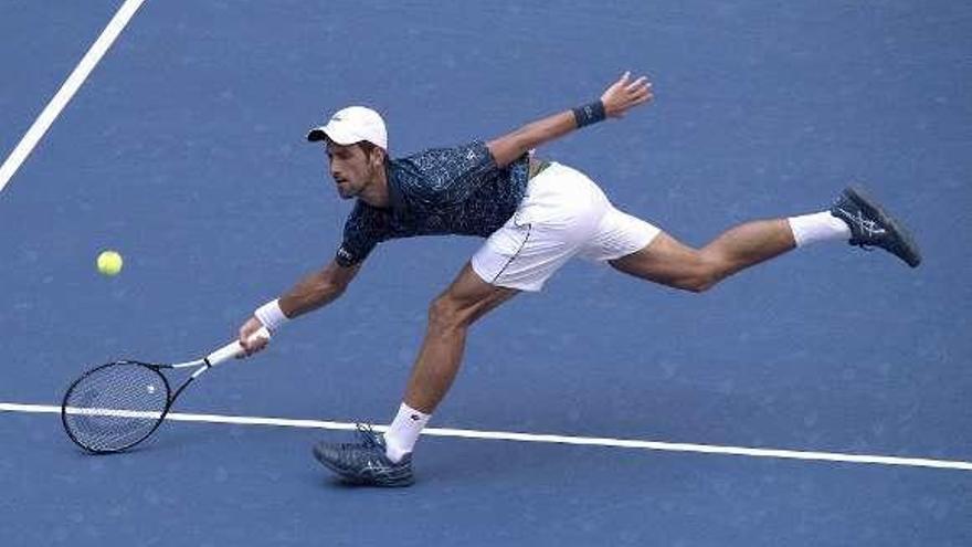 Djokovic golpea una bola. // Efe