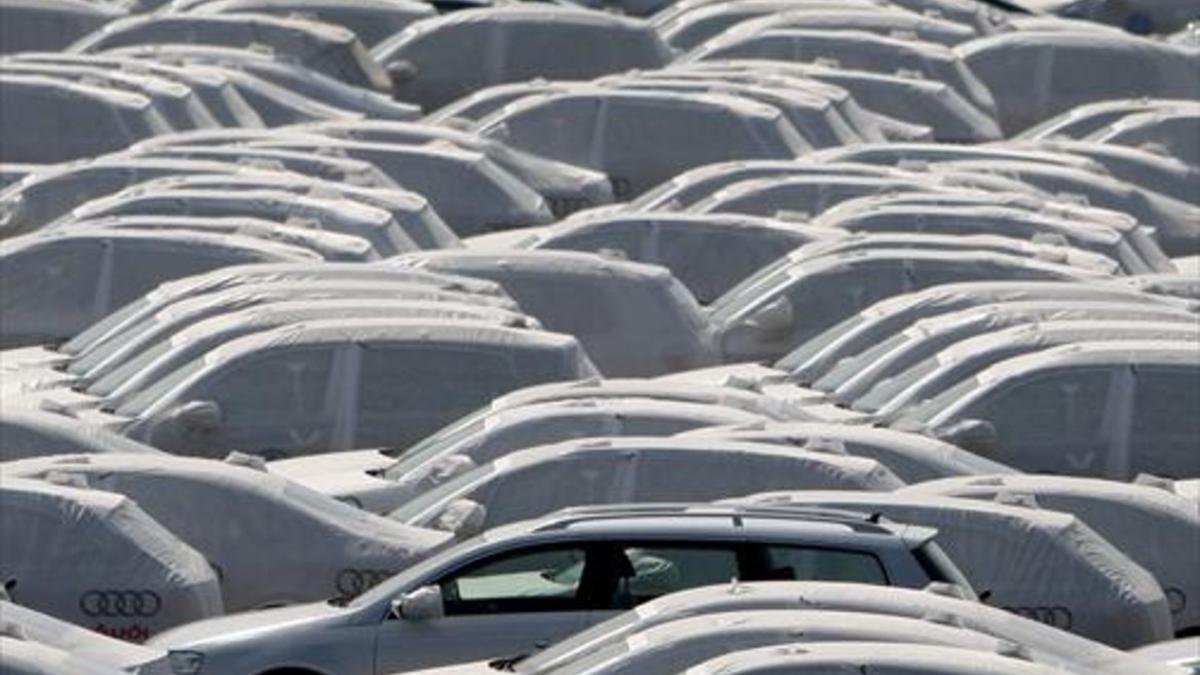 Vehículos preparados para la exportación en la planta de Volkswagen en Emden (Alemania).