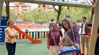 Churra estrena una zona infantil renovada con el primer columpio hexagonal de Murcia