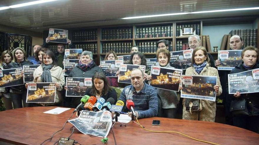 Miembros de la plataforma, ayer, en el Ateneo. // Brais Lorenzo