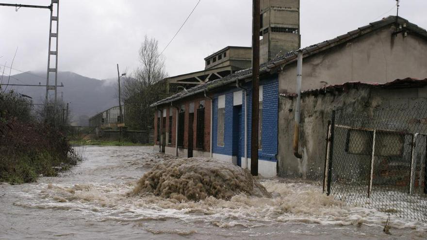 La llegada de la macrolavandería obligará a actuar sobre el cauce del Nalón a la altura de Nitrastur