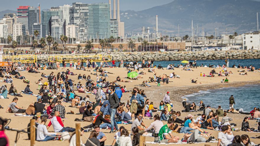 Ambiente en la playa de la Barceloneta, hace un año.