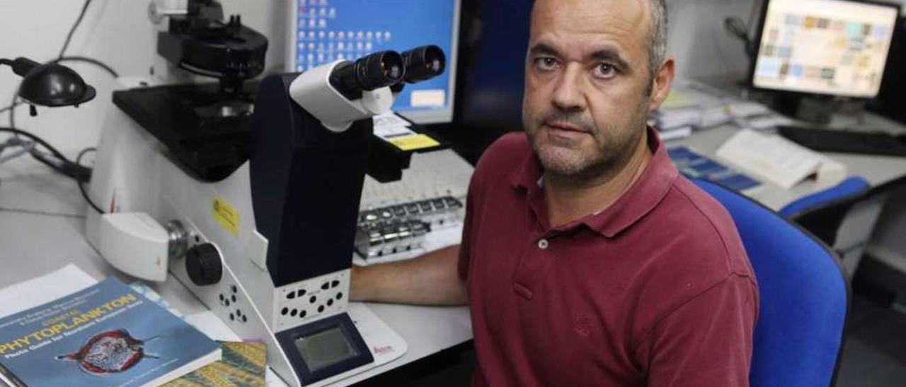 Rafael González-Quirós, en su puesto en el Oceanográfico de Gijón.