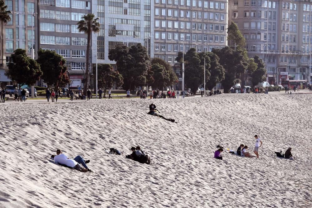 Las playas de A Coruña se preparan para el verano