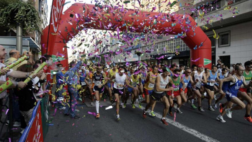 Instante de la salida de la segunda edición del Medio Maratón de Alicante, que arrancó desde la céntrica avenida de Maisonnave y concluyó en Canalejas.