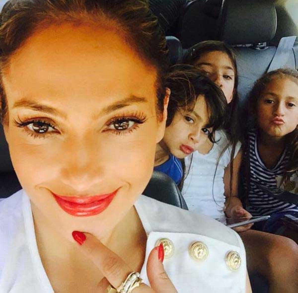 Jennifer López nos enseña a sus hijos en Twitter