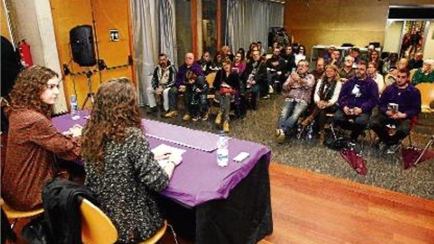 Ubasart, esquerra, i García, dreta, davant d&#039;una cinquantena d&#039;assistents al centre cívic del Pont Major.