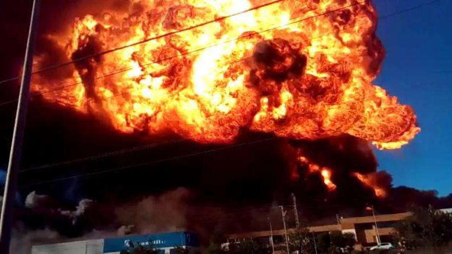 Momento de una explosión en el incendio de Fuente del Jarro