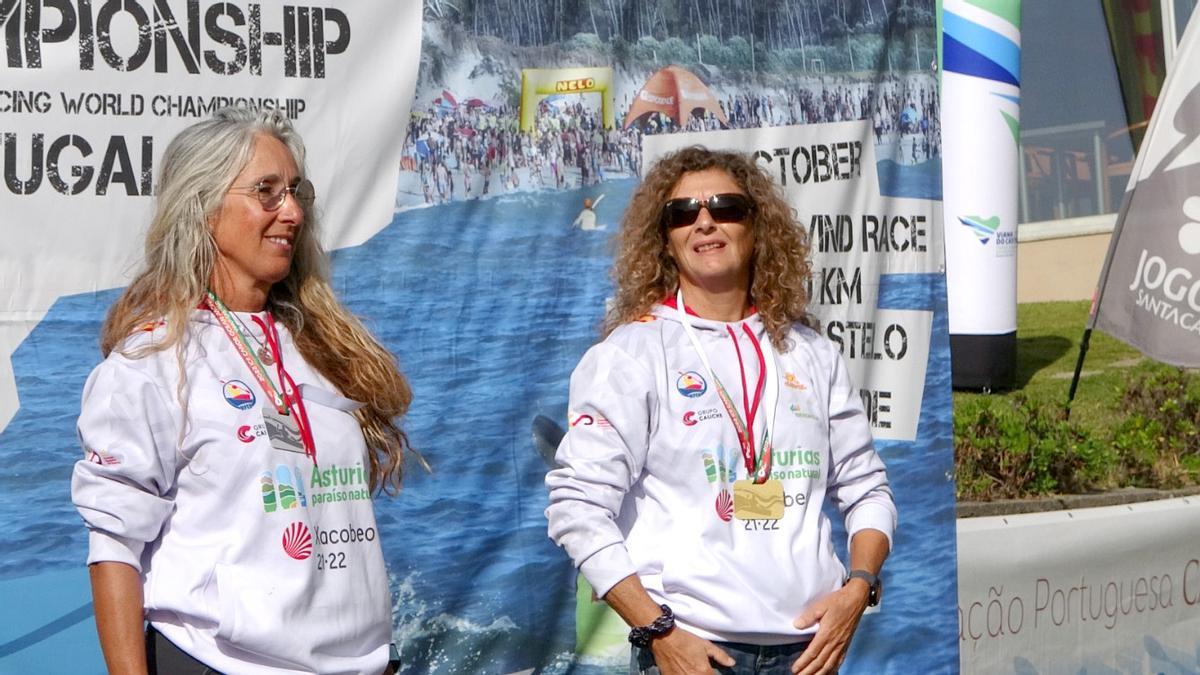 Donatella Monteleone (derecha), en el podio en Portugal, junto a Elena García Horrach.