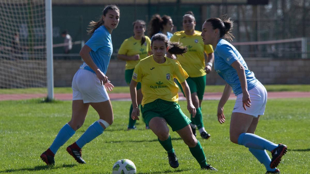 Una jugadora del Caja Rural trata de robar el balón a una rival.