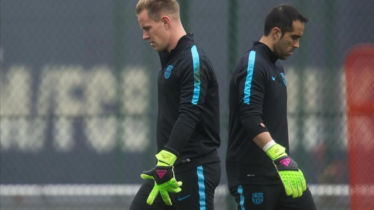 Ter Stegen y Bravo, durante un entrenamiento en marzo del año pasado