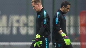 Ter Stegen y Bravo, durante un entrenamiento en marzo del año pasado.