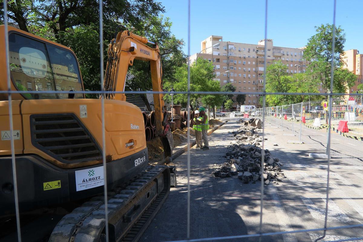 Primeras afecciones al tráfico en Pino Montano las obras de la línea 3 del Metro.