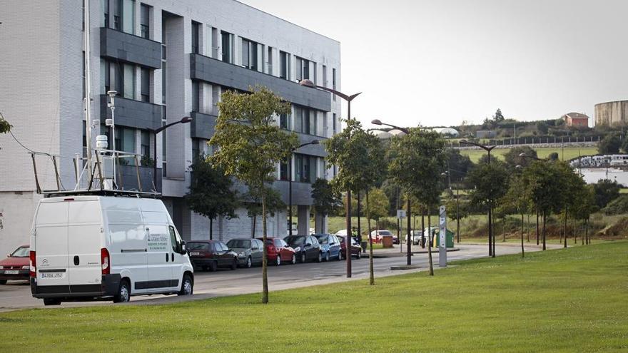 La unidad móvil de medición de la contaminación, estacionada en el barrio de El Lauredal.