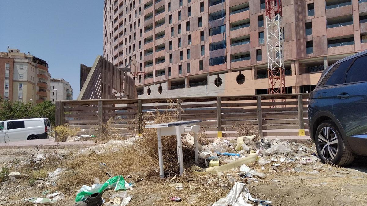 Suciedad junto al edificio en obras de Teatinos, el pasado jueves. Los vecinos denuncian que la basura traspasa los límites de la construcción y llega a las calles y zonas verdes próximas.