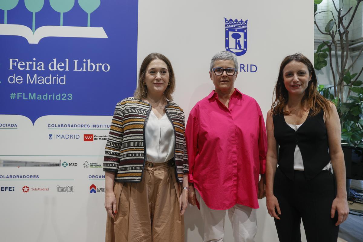 La directora de la Feria del Libro de Madrid, Eva Orúe (en el centro), flanqueada por Marta Rivera de la Cruz (izda.) y Andrea Levy en la presentación de esta mañana.