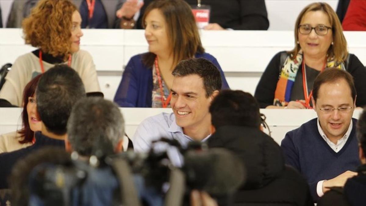 Sánchez, en el centro, este lunes durante el comité federal del PSOE.