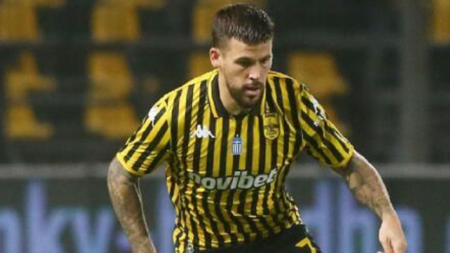 Carles Pérez, en un partido del Aris de Salónica.