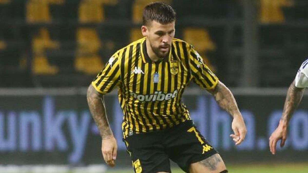 Carles Pérez, en un partit del Aris de Salónica.