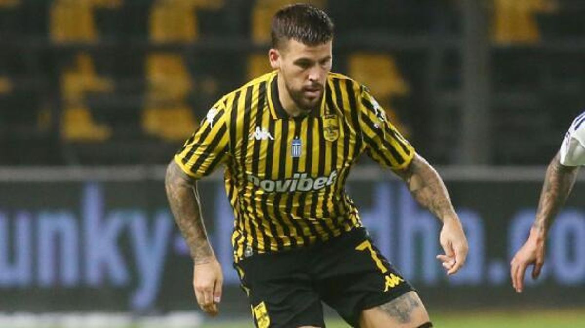 Carles Pérez, en un partido del Aris de Salónica.