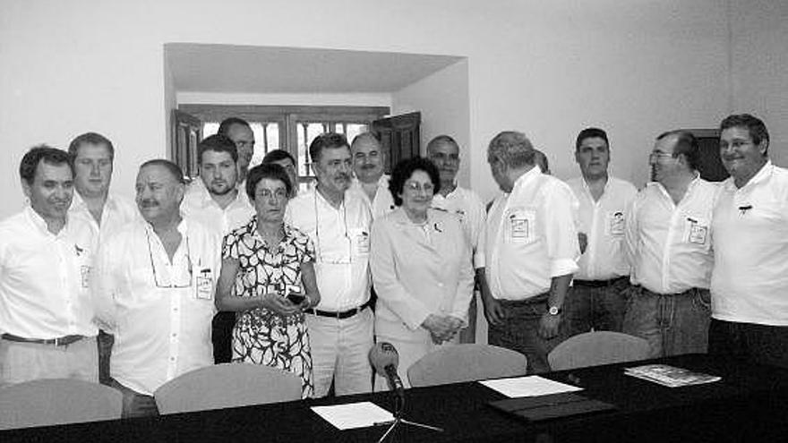 Directivos de Artesanos con las representantes de las Bienhechoras, en la entrega de la medalla de oro de la sociedad.