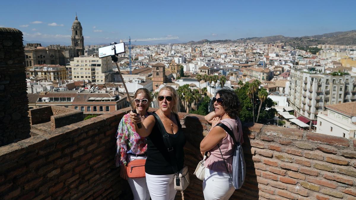 Turistas en la Alcazaba de Málaga.