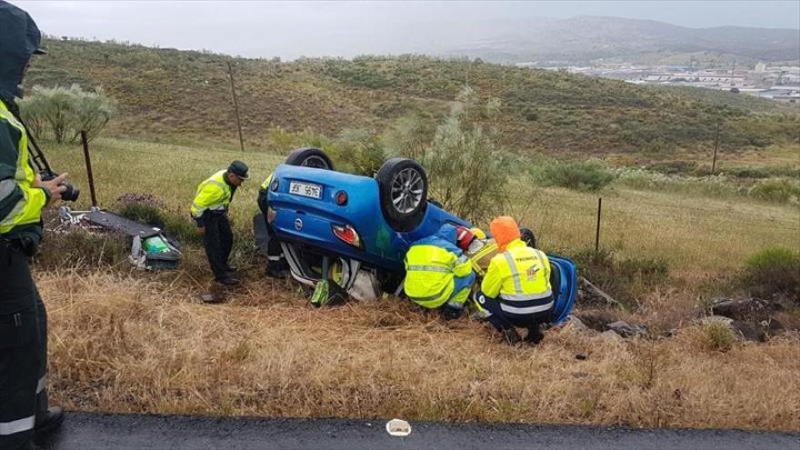 dos heridos al volcar su coche