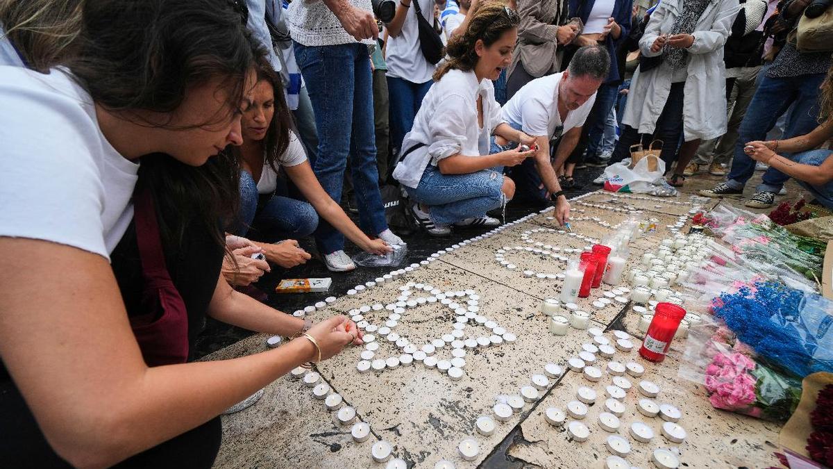 Varias personas encienden velas en apoyo a Israel en una manifestación en Barcelona.