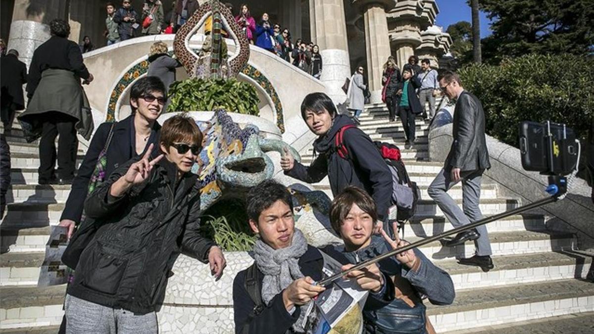 Un grupo de japoneses se hacen un selfi en el parque Güell