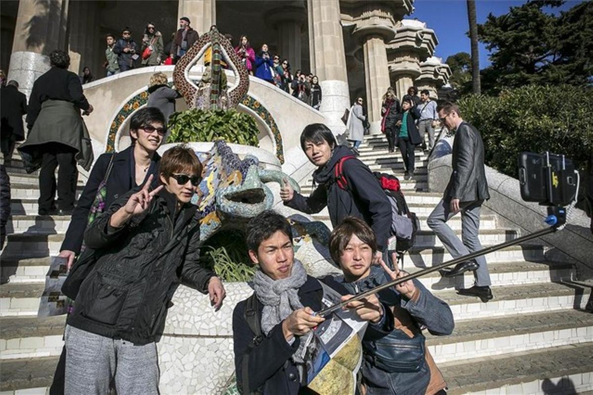 Un grup de japonesos es fan un ’selfie’ al parc Güell.