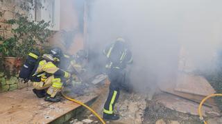 Dos mujeres salen ilesas del incendio de un almacén en una vivienda de es Canar