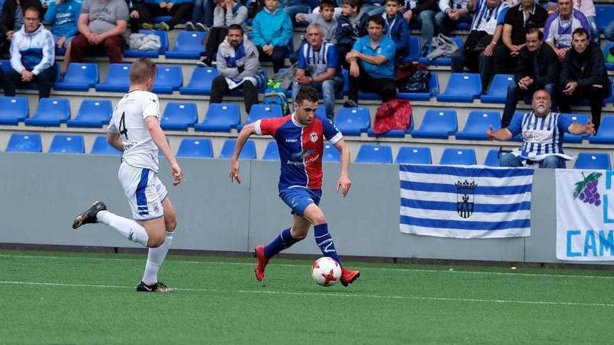 Dani López pisa el balón ante Tamayo, ayer en Ganzábal.