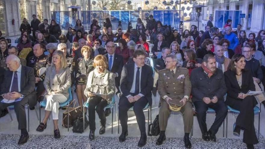 Alcaraz, Moratinos, Bravo, Fernández de la Vega, Puig, López del Pozo, Hergueta y Cardona en primera fila ayer en el comienzo del foro.