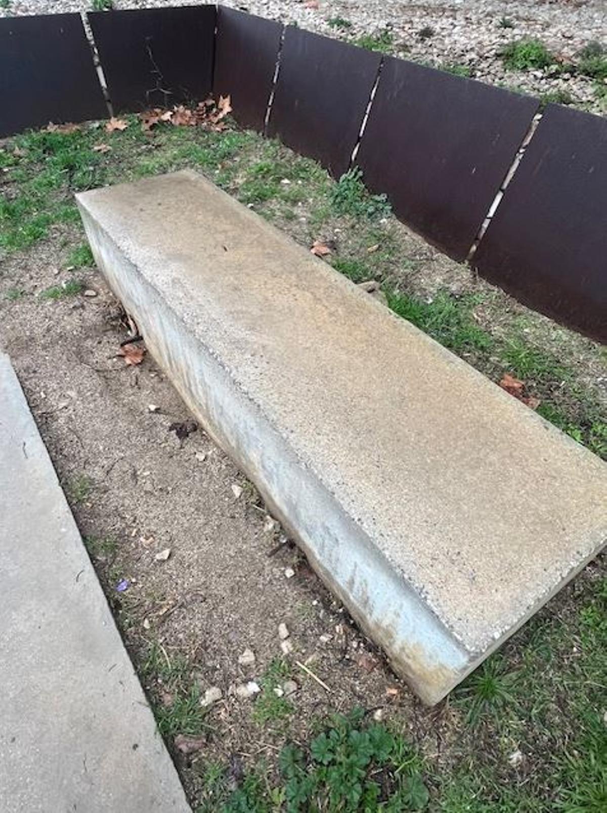 El banc del Camí dels Corrals amb els dos ferros que en sobresurten a la base