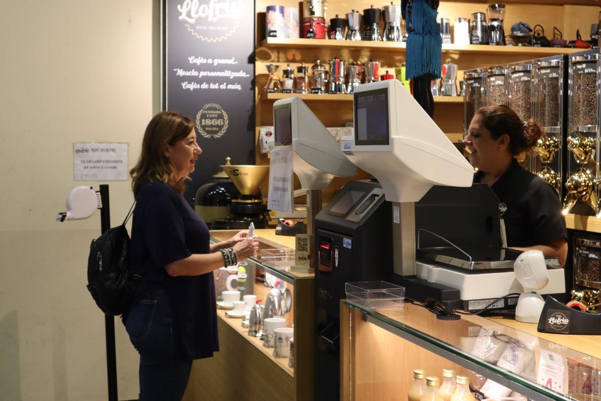 Francina Armengol ha empezado el día en el mercado del Olivar.