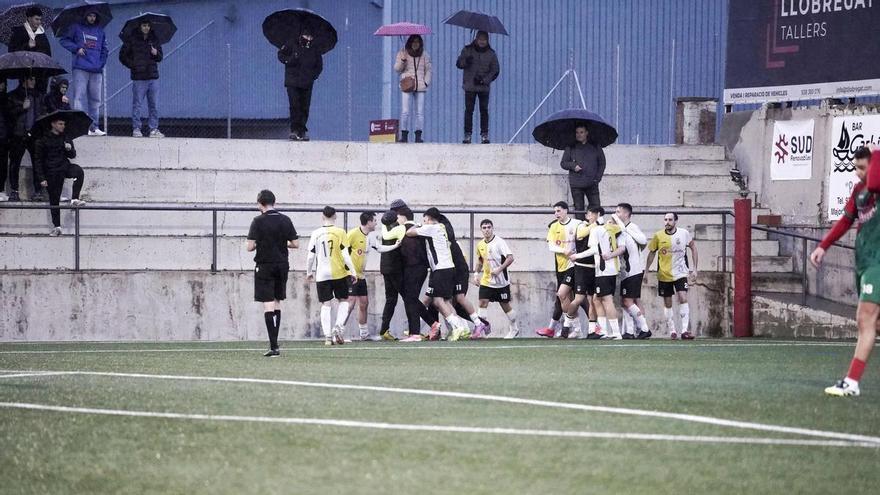 L'Atlètic Gironella s'endú tres punts de Puig-reig en un derbi comarcal passat per aigua (0-2)