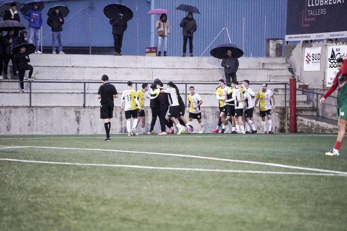 Els gironellencs celebren un dels gols