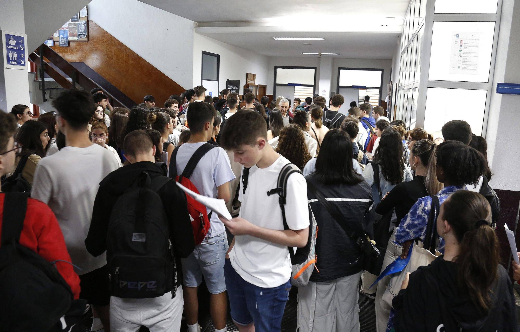 Estudiantes en el interior de la Facultad de Medicina