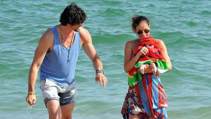 Primer baño de Inés, la hija de Mireia Canalda y Felipe López - Faro de Vigo