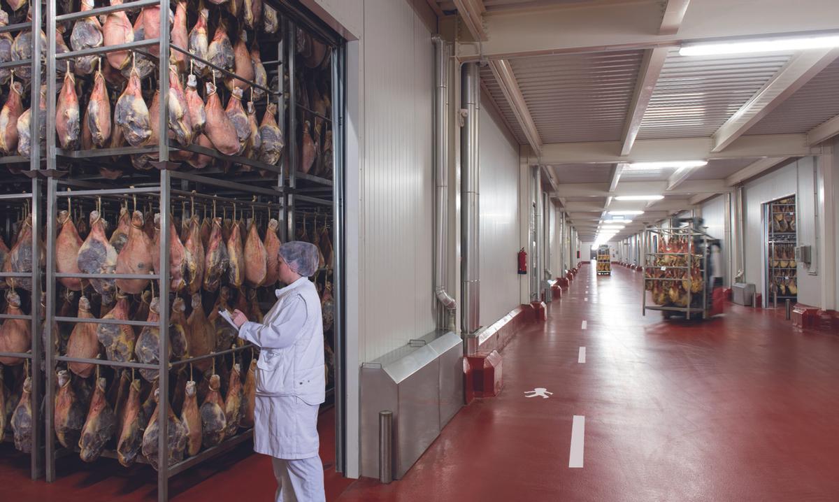 Secadero de jamones de la empresa BonÀrea, en Guissona (Lleida).