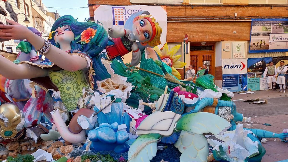 Se desploma una de las fallas más altas de Alzira