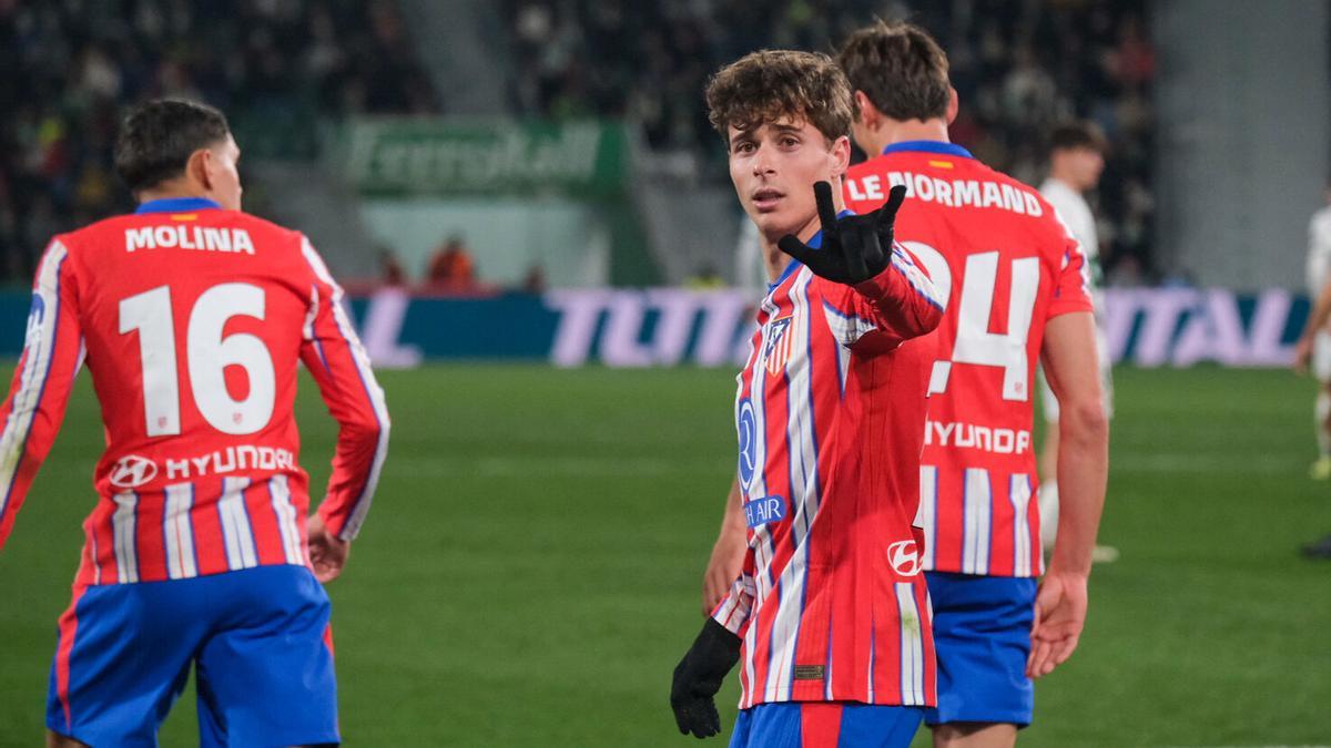 Rodrigo Riquelme celebra el tercer gol del Atlético ante el Elche.