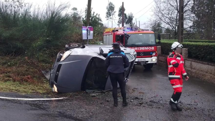 Rescatan a los dos ocupantes de un coche que volcó en Poio