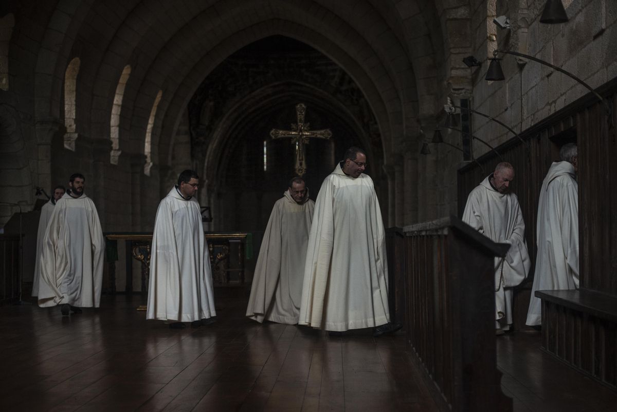 Los monjes de Oseira, en el coro de la iglesia, retirándose tras un rezo. // Brais Lorenzo