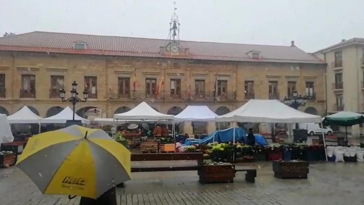 Nieve en la Plaza Mayor de Benavente.