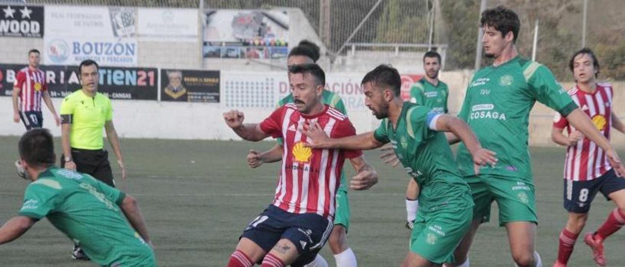 Nacho Rosillo en una acción del duelo ante la UD Ourense. |  // S. ÁLVAREZ