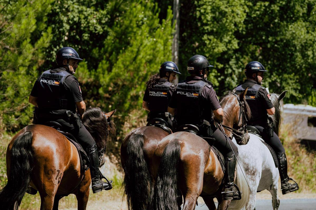 Policías de la Unidad de Caballería en mitad de un patrullaje.