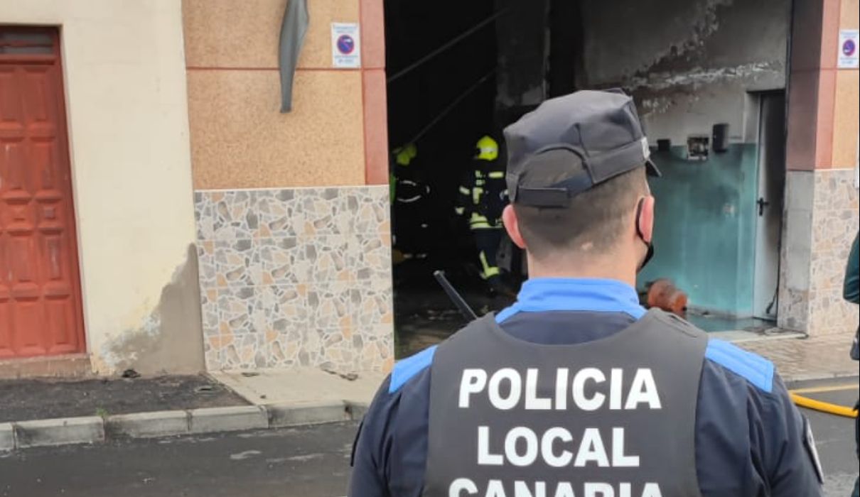 Un hombre se quema a lo bonzo en Vecindario